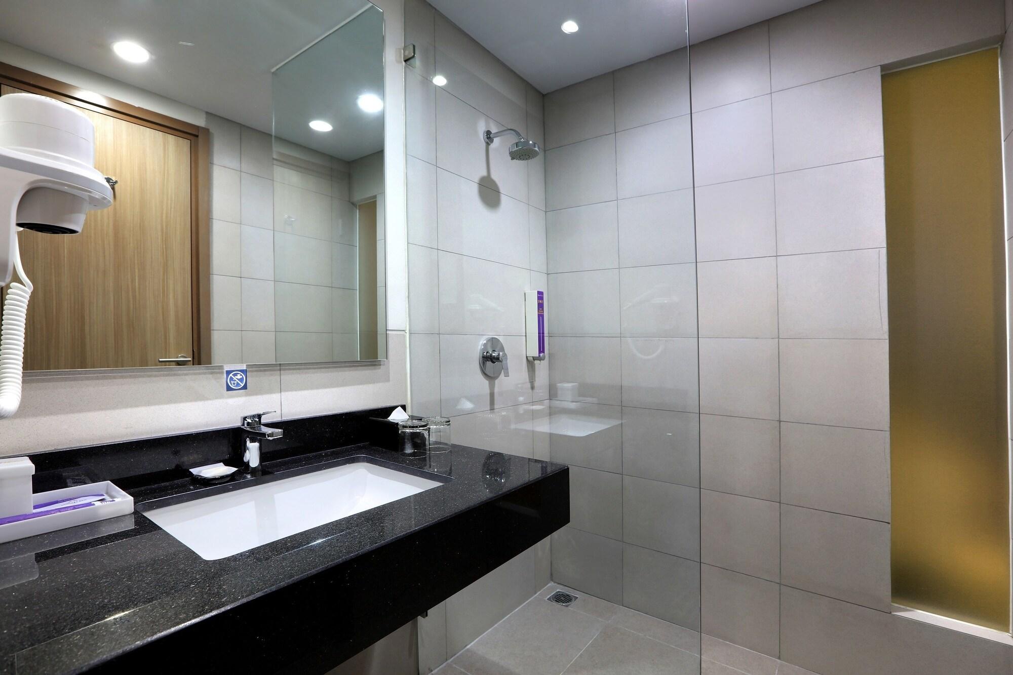 Quest Prime Cikarang By Aston Hotel Бекаси Екстериор снимка