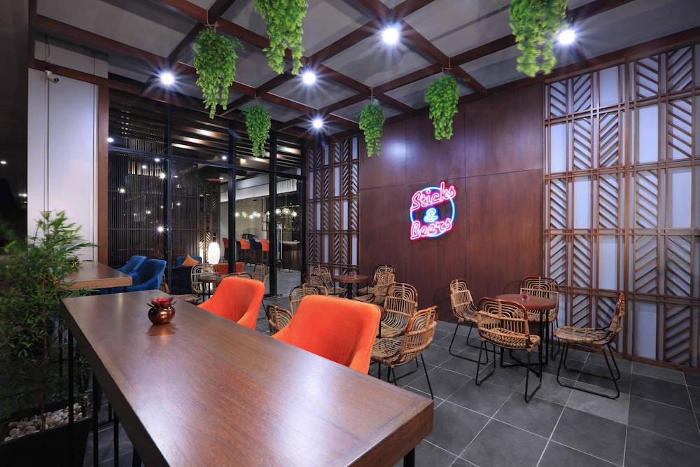 Quest Prime Cikarang By Aston Hotel Бекаси Екстериор снимка