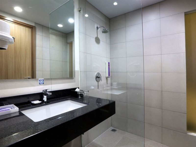 Quest Prime Cikarang By Aston Hotel Бекаси Екстериор снимка