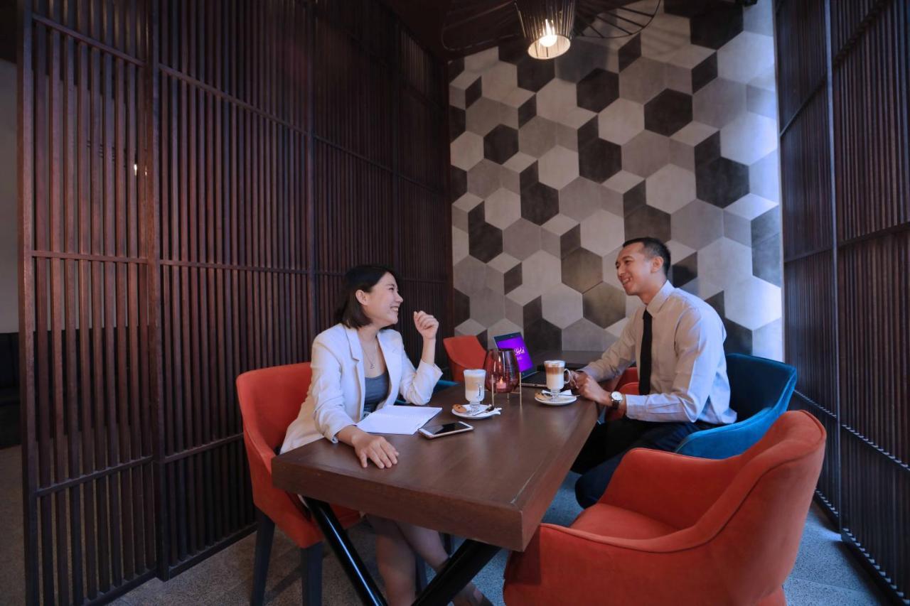 Quest Prime Cikarang By Aston Hotel Бекаси Екстериор снимка